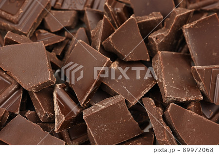 チョコレートはバラバラにして乱雑の写真素材 [89972068] - PIXTA