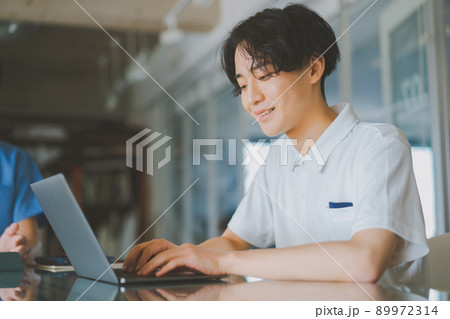 介護士のパソコン作業 89972314
