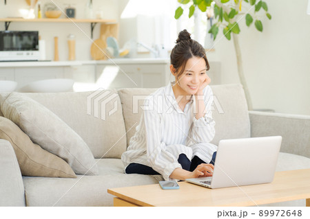 ソファ　パソコン　女性　自宅 89972648