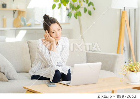 ソファ　パソコン　女性　自宅 89972652
