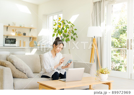 ソファ　パソコン　女性　自宅 89972969