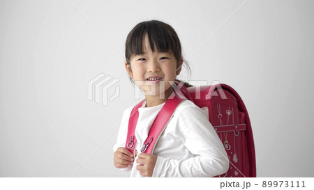 ランドセルを背負った女の子のポートレート ランドセルを背負った女の子のポートレート 89973111