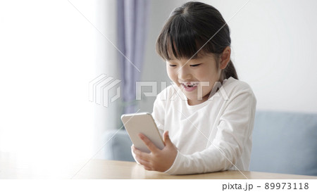 スマートフォンを使う女の子 スマートフォンを使う女の子 89973118