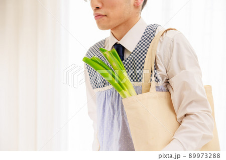 買い物をするエプロンを着たアジア人男性 89973288
