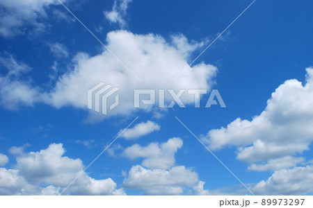 背景素材:白いわた雲と初夏の青空 背景素材:白いわた雲と初夏の青空 89973297