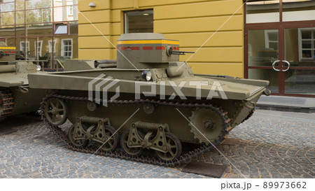 市街地のソ連軍T-37A戦車 89973662