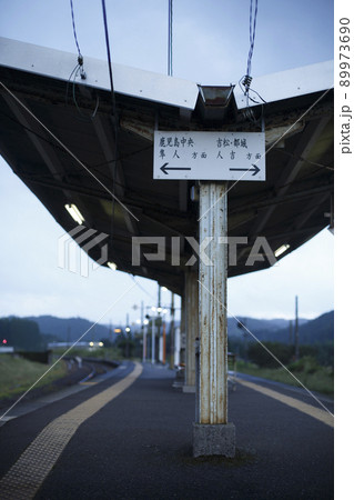 夕方の霧島温泉駅のホーム 夕方の霧島温泉駅のホーム 89973690