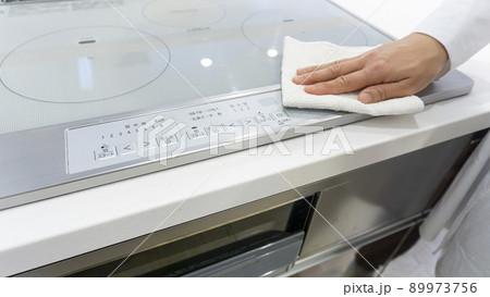 IHキッチンを掃除する女性 IHキッチンを掃除する女性 89973756