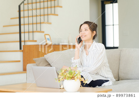 電話をする女性 自宅 主婦 電話をする女性 自宅 主婦 89973861
