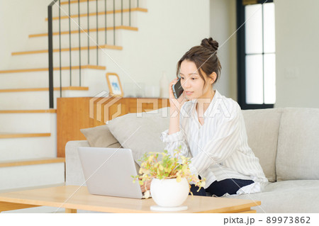 電話をする女性　自宅　主婦 89973862