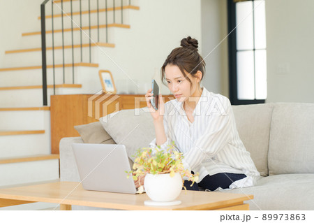 電話をする女性　自宅　主婦 89973863