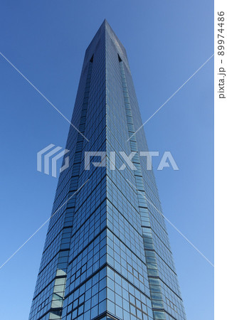 青空にそびえる福岡タワー（福岡県福岡市百道浜） 89974486