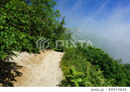 中房から燕岳へ向かう登山道　燕山荘～合戦小屋付近の様子 89974840