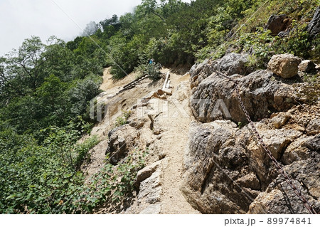 中房から燕岳へ向かう登山道 燕山荘~合戦小屋付近 鎖場 中房から燕岳へ向かう登山道 燕山荘~合戦小屋付近 鎖場 89974841
