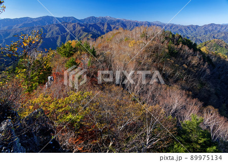 紅葉の両神山山頂から見る奥秩父の山並み 紅葉の両神山山頂から見る奥秩父の山並み 89975134
