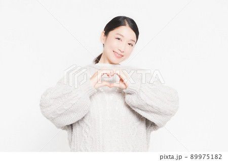 手でハートの形を作って見せている主婦 手でハートの形を作って見せている主婦 89975182