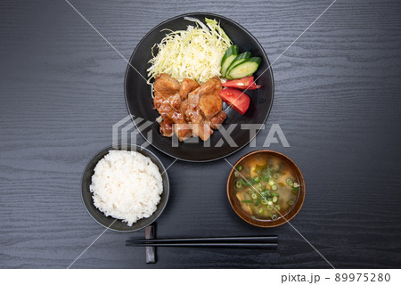 黒背景で撮影した手作りの豚肉生姜焼き定食 89975280