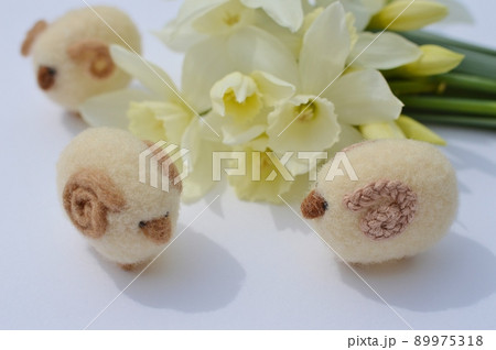 白い雫水仙の花束とフェルトのひつじ 89975318