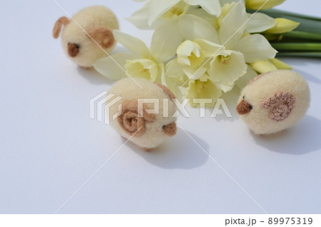 白い雫水仙の花束とフェルトのひつじ 白い雫水仙の花束とフェルトのひつじ 89975319