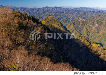 両神山山頂から見る紅葉の山並みと八ヶ岳 両神山山頂から見る紅葉の山並みと八ヶ岳 89975350