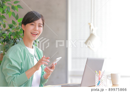 スマホをタップしようとする女性1 スマホをタップしようとする女性1 89975866