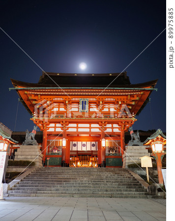 月夜に照らされる伏見稲荷大社 月夜に照らされる伏見稲荷大社 89975885
