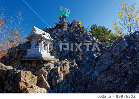 秋の奥秩父・両神山山頂の風景 89976502