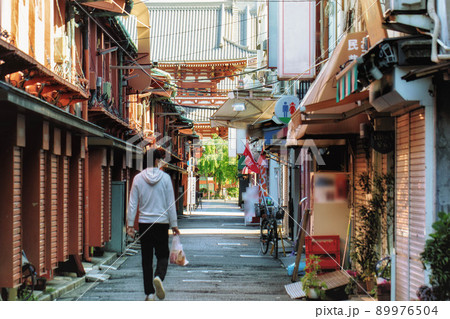 東京、浅草仲見世の裏通りと浅草寺の宝蔵門が見える風景 89976504
