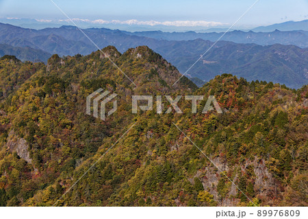 両神山稜線から見る紅葉の赤岩尾根と北アルプスの山並み 両神山稜線から見る紅葉の赤岩尾根と北アルプスの山並み 89976809