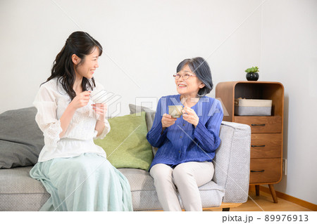 リビングでくつろぐ高齢の母と娘 リビングでくつろぐ高齢の母と娘 89976913