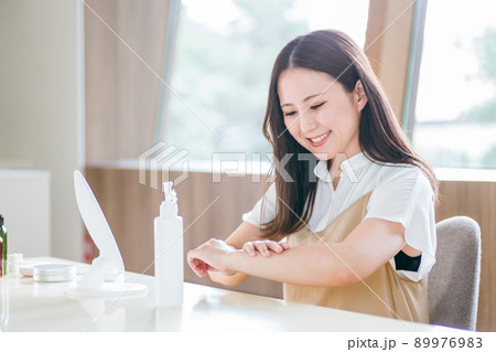 腕にクリームを塗る女性(日焼け止め) 腕にクリームを塗る女性(日焼け止め) 89976983