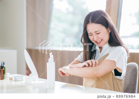 アトピーで肌が痛い女性 89976984