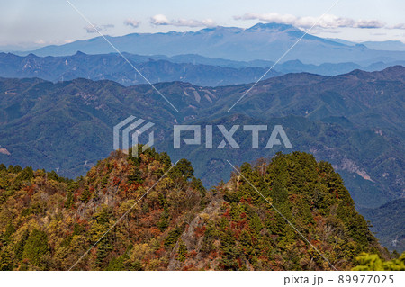 奥秩父・両神山稜線から見る紅葉の赤岩尾根と浅間山 奥秩父・両神山稜線から見る紅葉の赤岩尾根と浅間山 89977025