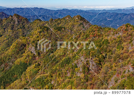 両神山稜線から見る紅葉の赤岩尾根と北アルプスの山並み 両神山稜線から見る紅葉の赤岩尾根と北アルプスの山並み 89977078