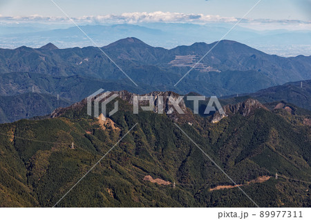 両神山・八丁尾根から見る二子山と御荷鉾山 両神山・八丁尾根から見る二子山と御荷鉾山 89977311