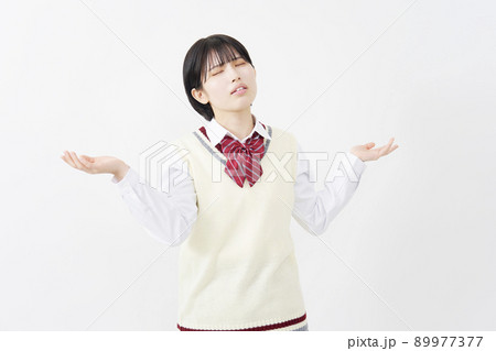 白背景でお手上げの女子高生 白背景でお手上げの女子高生 89977377
