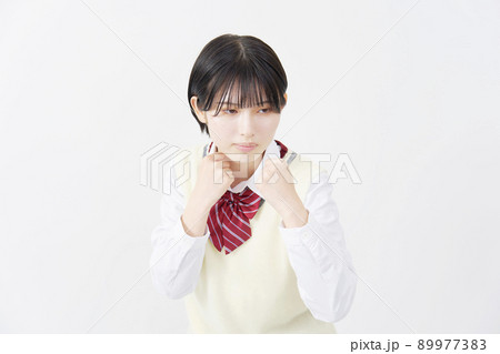 白背景でファイティングポーズを取る女子高生 白背景でファイティングポーズを取る女子高生 89977383