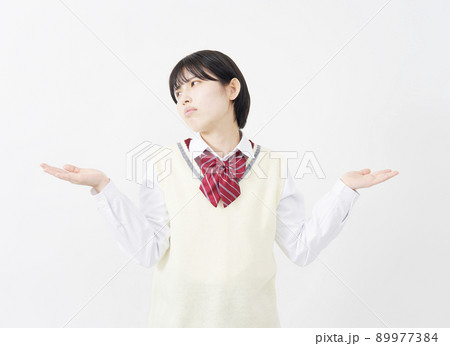 白背景で諦めるの女子高生 白背景で諦めるの女子高生 89977384