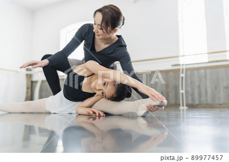 バレエ教室 講師と子供 89977457