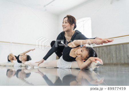 バレエ教室 講師と子供 89977459