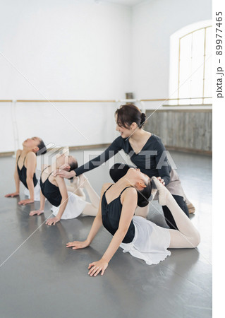 バレエ教室 講師と子供 89977465
