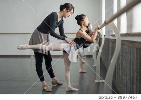 バレエ教室 講師と子供 89977467
