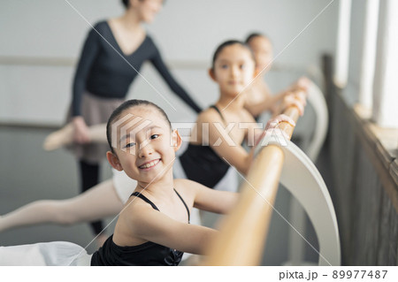 バレエ教室 講師と子供 89977487