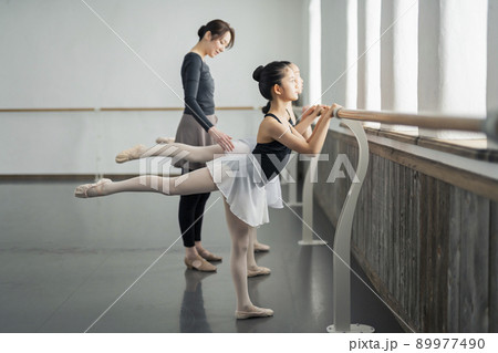 バレエ教室 講師と子供 バレエ教室 講師と子供 89977490