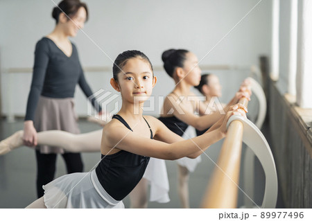 バレエ教室 講師と子供 89977496