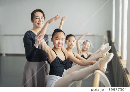 バレエ教室 講師と生徒 89977504