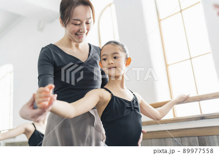 バレエ教室 講師と生徒 89977558