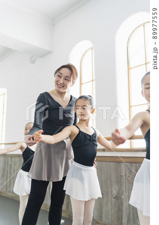 バレエ教室 講師と生徒 89977559
