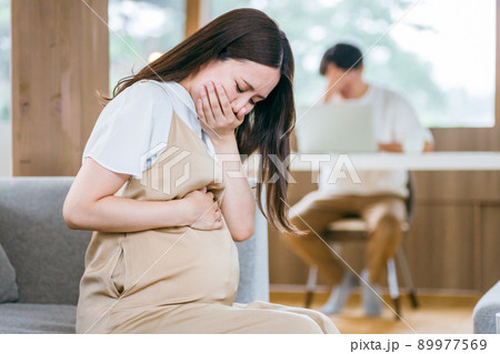 破水・陣痛で痛がる臨月の妊婦 89977569