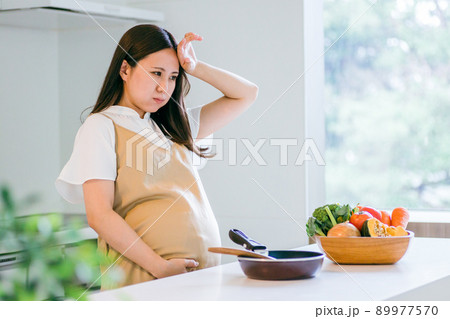 妊娠中に体調不良になる妊婦（頭痛・発熱） 89977570